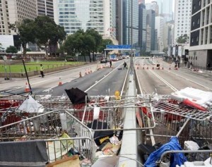 Демонтаж баррикад в Гонконге