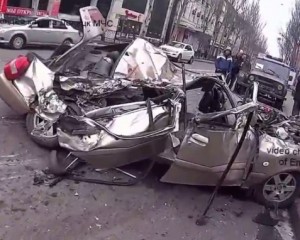 Грузовик в Китае раздавил автомобиль с 6 пассажирами внутри