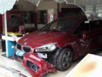 Как не нужно разворачиваться: китаянка на своем BMW врезалась в салон красоты