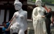 Китайские власти запретили трогать за грудь статую древней красавицы