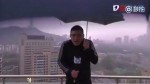 Китайского ведущего во время эфира ударила молния