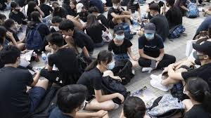 Митингующие в Гонконге просят помощи у США