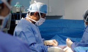 Несмотря на собственный разрыв аорты, кардиохирург закончил сложнейшую операцию на пациенте