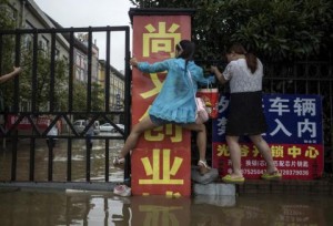 Проливные дожди в Китае едва не смыли город с 10 миллионным населением