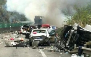 Три десятка автомобилей столкнулись на скоростной трассе в КНР
