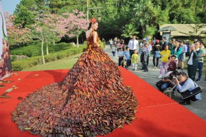 В КНР создали платье исключительно из осенних листьев