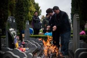 В Китае $16 можно нанять плакальщика на могилу родственников