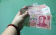 В Китае девушка оставила в кафе 2 миллиона юаней, которые ей заплатил парень за расставание