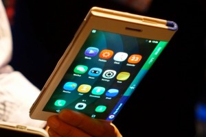 В Китае показали первый в мире смартфон со складывающимся экраном