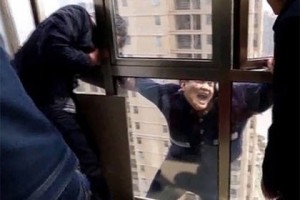 В Китае сняли вора с карниза 22-го этажа