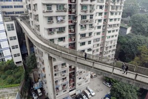 В Китае строят мосты через дома