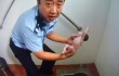 В Пекине полицейский спас новорожденную, которую мать хотела спустить в канализацию