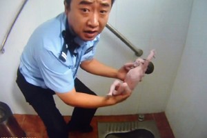 В Пекине полицейский спас новорожденную, которую мать хотела спустить в канализацию