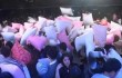 В самом центре Китая люди бились подушками