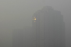 Жизнь в Харбине парализована в результате страшного смога 