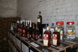 Подпольный цех по производству алкоголя ликвидировали в Сюйчжоу