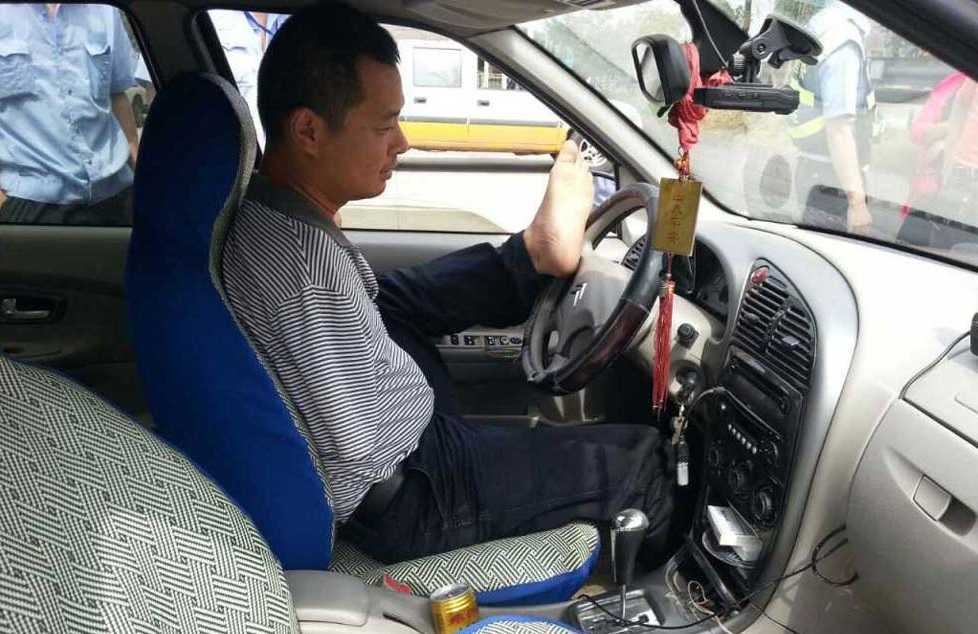 Безрукий водитель задержан в Китае