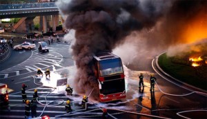 Один человек погиб, несколько ранены, во время пожара автобуса