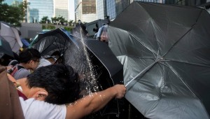 В Гонконге полиция применила силу для разгона протестующих