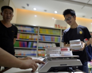В Китае начали продавать книги на развес