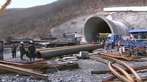 При обрушении железнодорожного туннеля заблокировано 14 строителей